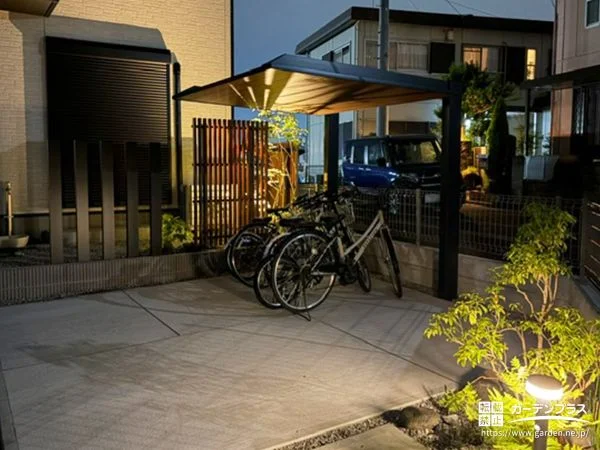 照明の光が木目や植栽を引き立てる外構リフォーム工事