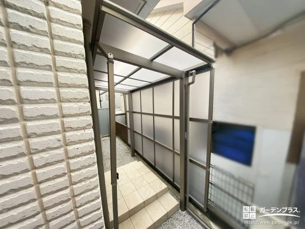 屋根とサイドパネルで雨風の吹き込みを抑えるテラス屋根設置工事