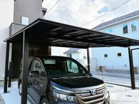 ブラックカーポートで駐車スペースに重厚感を添え車を守る工事