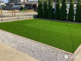人工芝の敷設により一年を通して美しい緑を楽しめるお庭工事