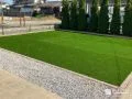 人工芝の敷設により一年を通して美しい緑を楽しめるお庭工事