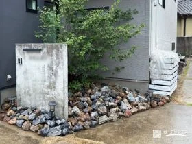 割栗石敷きで門柱周りをすっきり整えた外構リフォーム工事