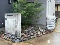 割栗石敷きで門柱周りをすっきり整えた外構リフォーム工事