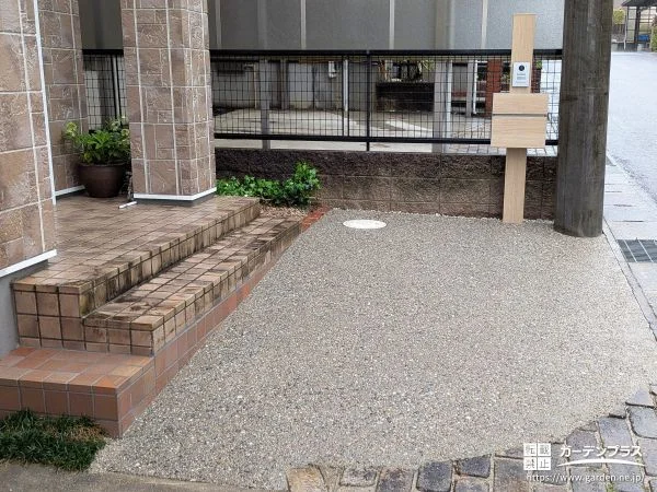 玄関をすっきり整え駐車スペースにもゆとりを生み出した外構工事