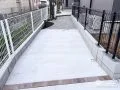レンガと緑で彩る旗竿地のアプローチ