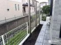 高窓に合わせて高さを工夫したメッシュフェンス