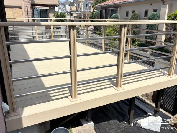 傾斜地に平らな空間を生み出すウッドデッキ