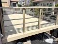 傾斜地に平らな空間を生み出すウッドデッキ