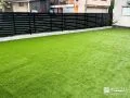 汚れを気にせず遊べる人工芝のドッグラン