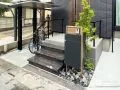 玄関まわりを印象的に見せるフロート階段