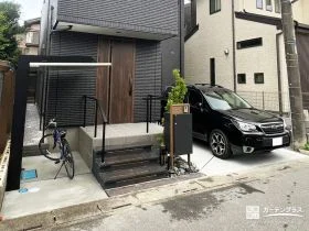 玄関横にすっきり収まるおしゃれな駐輪スペース[施工後]