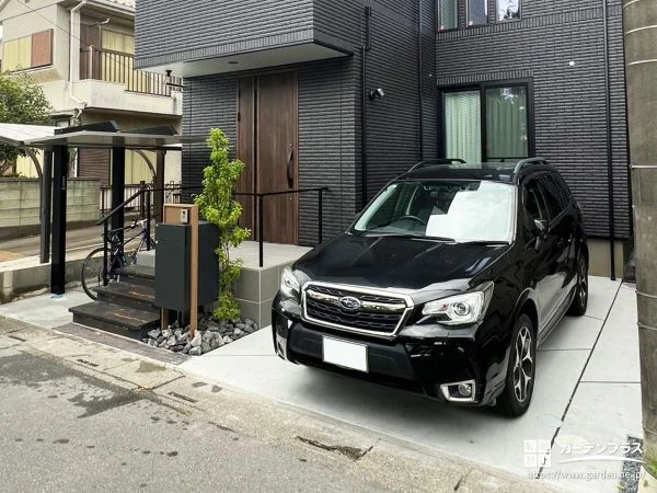 フロート階段を主役にしたモダンな新築外構