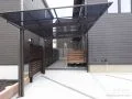 直線の組み合わせが映えるモダンな駐車スペース