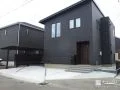斜めのラインが映えるスタイリッシュな新築外構