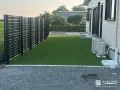 目隠しフェンスで気兼ねなく過ごせる人工芝のお庭