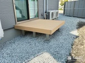 お庭への行き来をスムーズにするウッドデッキ[施工後]