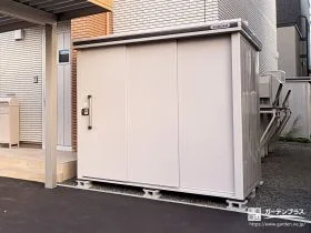 タイヤやアウトドア用品なども出し入れしやすい物置[施工後]