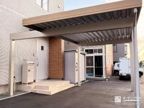 軒の張り出しを梁延長でかわしたカーポート設置工事