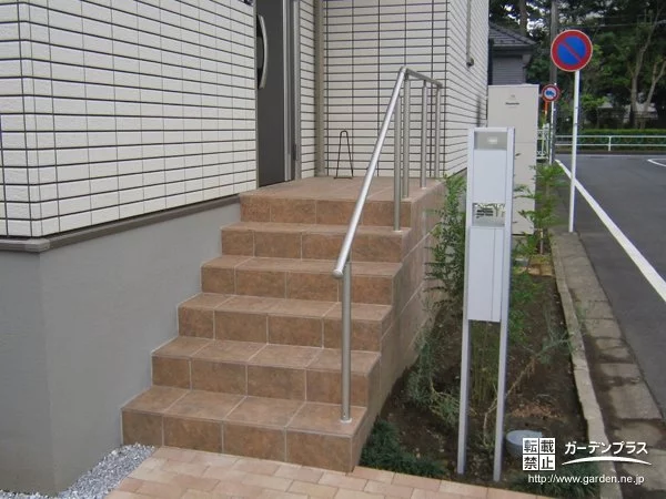 高齢者にも出入りしやすい手すり付き階段の新築外構工事