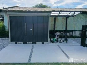 自転車も外まわりの荷物もまとめてすっきり片付く外構[施工後]
