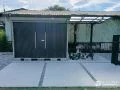自転車も外まわりの荷物もまとめてすっきり片付く外構