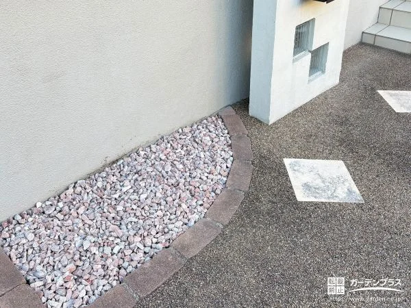 ピンクの大理石砕石が足元を華やかに彩る植栽スペースの工事