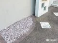 ピンクの大理石砕石が足元を華やかに彩る植栽スペースの工事