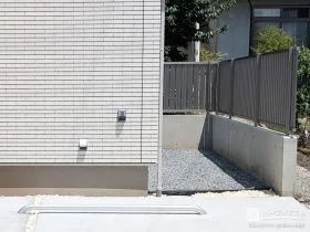視線をカットした犬走り[施工後]