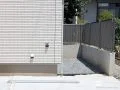 視線をカットした犬走り