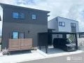 ブラックカーポートと木目調デッキが映えるメリハリある外構工事