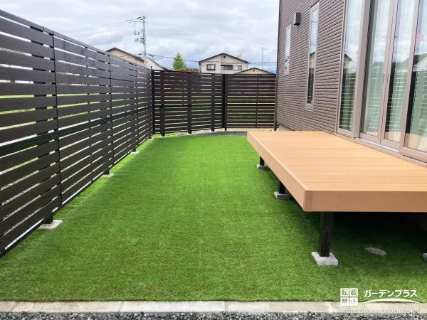 人工芝とデッキでくつろぎ時間が広がるプライベートなお庭工事