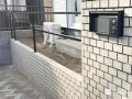 レンガ調の門まわりにブラックを効かせてすっきり引き締めた工事