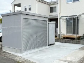 シャッター付きガレージで自転車を守り収納力を高めた工事