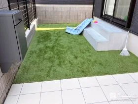 お子さまがのびのび遊べる人工芝のお庭[施工後]