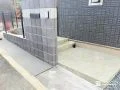 グレーの門柱が住まいを引き締めるスタイリッシュな門周り工事