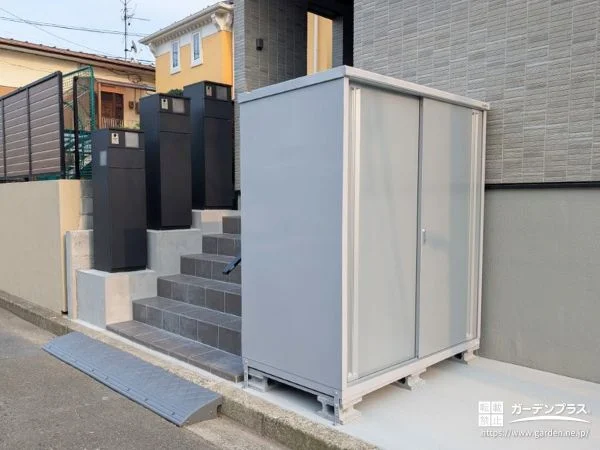 宅配ボックスと物置を使いやすく配置した新築外構