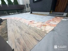 3種類のタイルで彩る華やかなアプローチ[施工後]