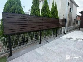 木調フェンスで視線をやわらかく遮るお庭[施工後]