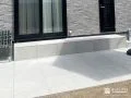 明るいカラーのタイルテラスと優しい雰囲気の目隠しフェンス工事