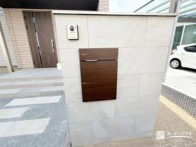 木目をアクセントにした上品な門柱[施工後]