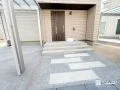 玄関へ視線を導く平板のアプローチ