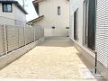 明るい目隠しフェンスで囲った快適なお庭