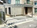 明るい外観に調和する開放感のある新築外構