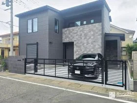 建物との一体感を高めた重厚なクローズ外構