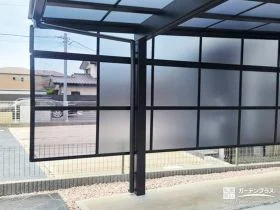 サイドパネルの一部をクリアにして見通しを確保したカーポート[施工後]