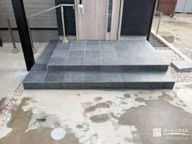 玄関へ出入りできる動線を増やした玄関ポーチ[施工後]