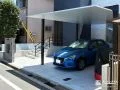 直線的なカーポートで住まいを引き立てる駐車スペース