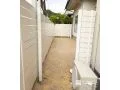白い目隠しフェンスで明るく開放的なお庭