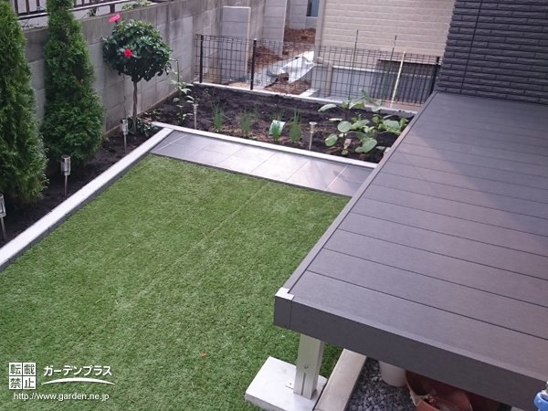 花壇を眺めるウッドデッキへの主庭リフォーム工事 No 3521 花壇 菜園 芝生の施工例 外構工事のガーデンプラス