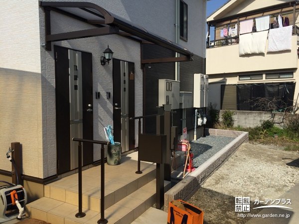 2世帯住宅の安心快適な手すり付き玄関ポーチの施工例 No 4060 門柱 門まわりの施工例 外構工事のガーデンプラス 2世帯住宅の安心快適な手すり付き玄関ポーチの施工例 No 4060 門柱 門まわりの施工例 外構工事のガーデンプラス